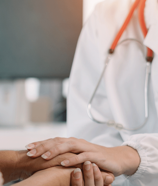 Medico che conforta il paziente