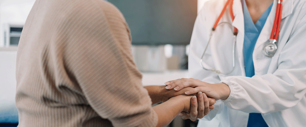 Medico che conforta il paziente